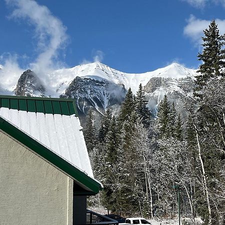 Banff Wood Lodge Canmore Bagian luar foto