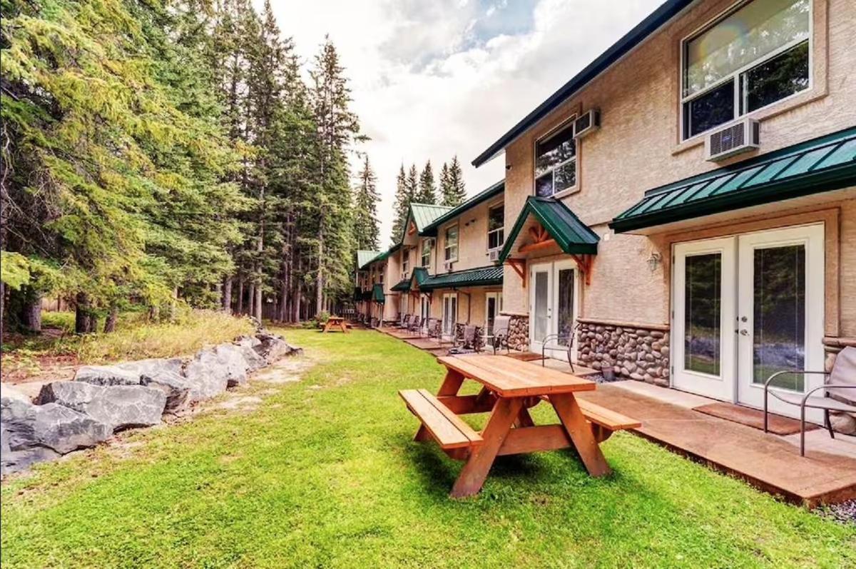Banff Wood Lodge Canmore Bagian luar foto