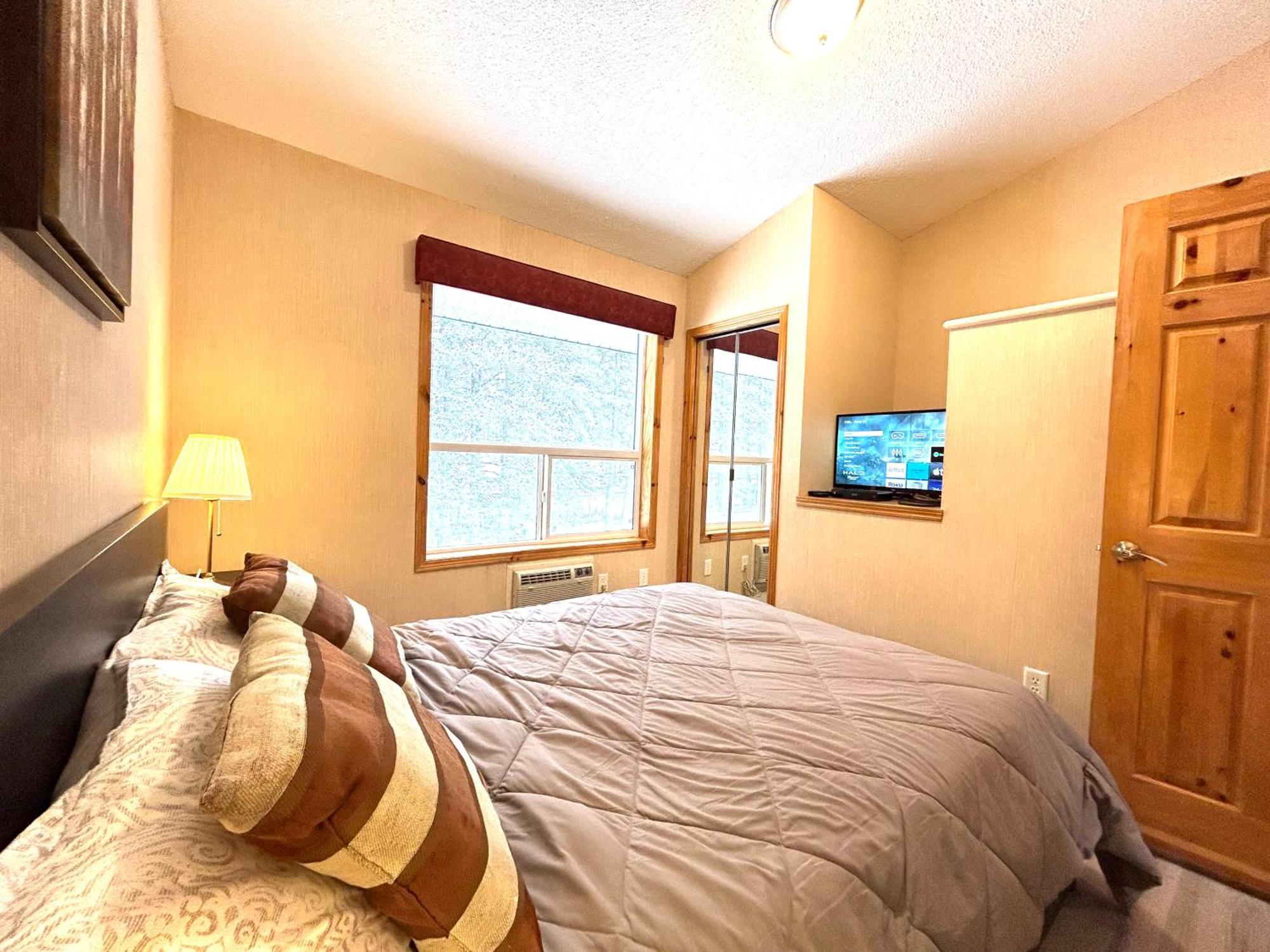 Banff Wood Lodge Canmore Bagian luar foto