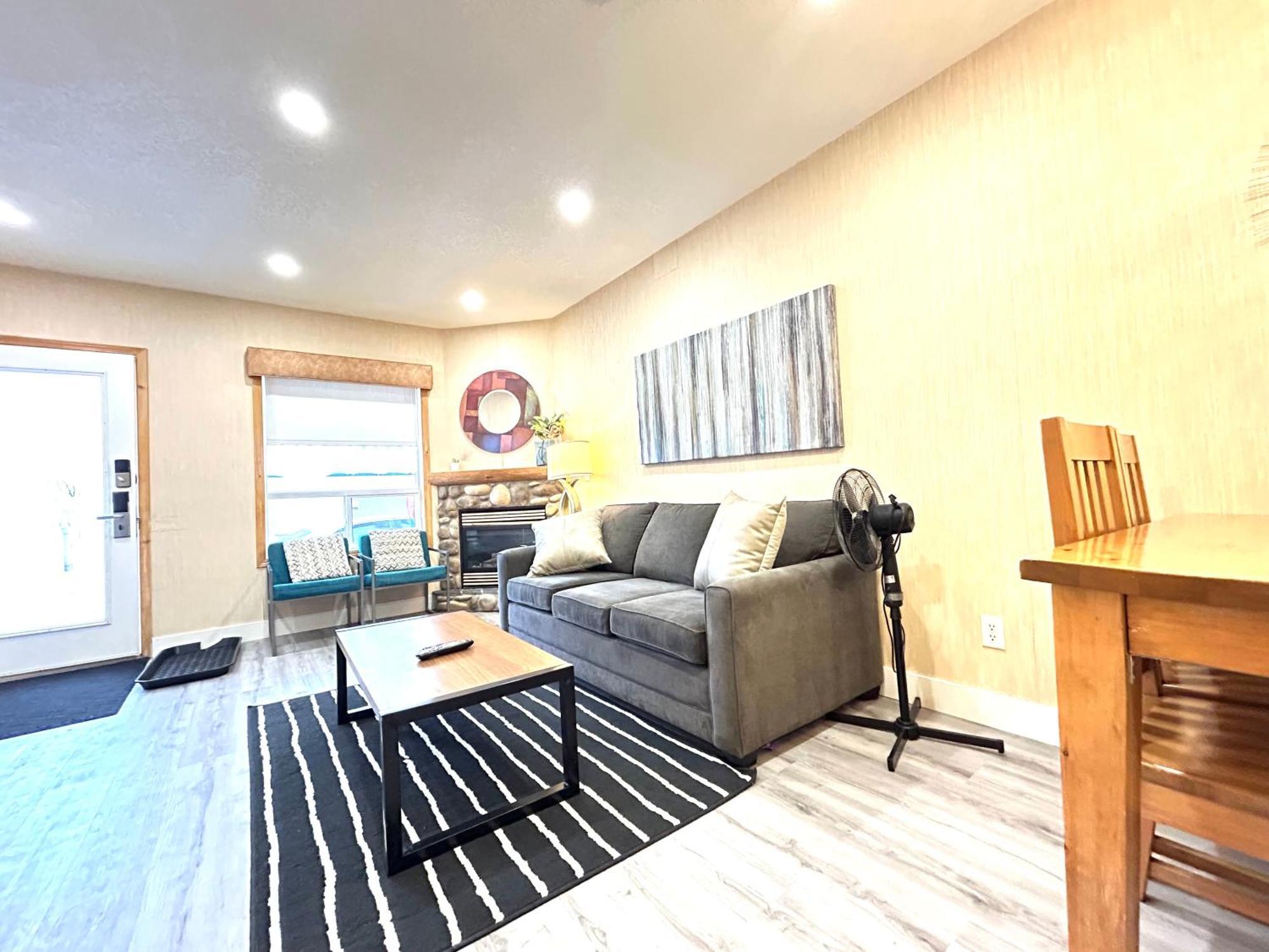 Banff Wood Lodge Canmore Bagian luar foto